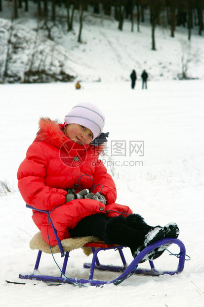 坐在红色羽毛床上的雪橇图片