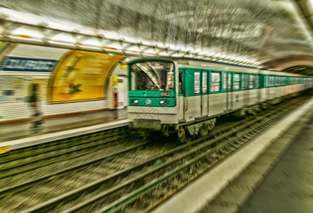 巴黎地铁站和火车的模糊视野图片