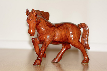 这张照片是木马这是一匹雕刻马背景图片
