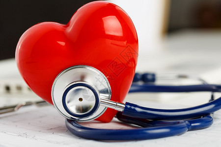 医用听诊器和红色玩具心躺在心电图表特写上医疗帮助预防疾病预防或保险概念心脏病学护理健康背景图片