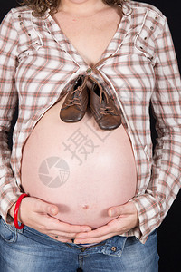 孕妇腹中未出生婴儿的小鞋孕妇图片