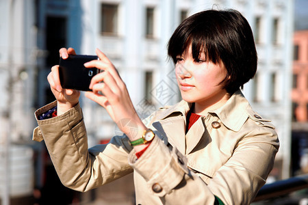 一个带智能手机的女孩的横向照片背景图片