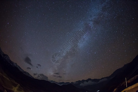 尼泊尔马查普切里上空的星空图片