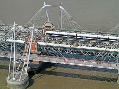 桥上火车的鸟瞰图图片