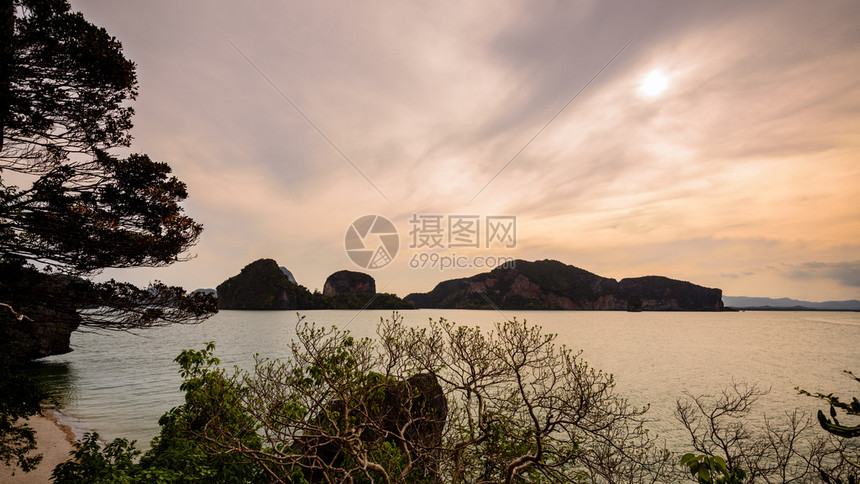 夏季傍晚在泰国AoPhangNgaBay公园KhaoTapu或JamesBondIsland周围自然景观美丽的海洋图片