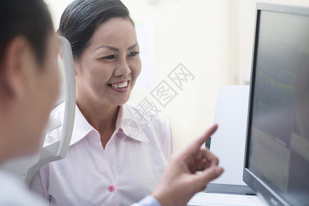 医生在计算机屏幕上显示其病人体检结果的检查图片