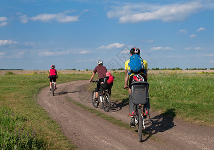 一群游客骑着一辆山地自行车在泥土路上与美图片