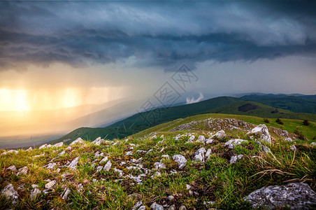 山中雨的风景照片背景图片