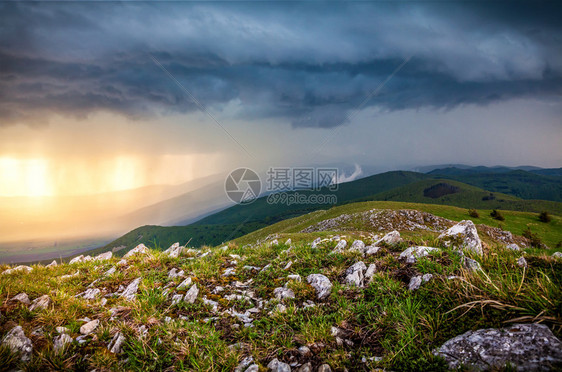 山中雨的风景照片图片