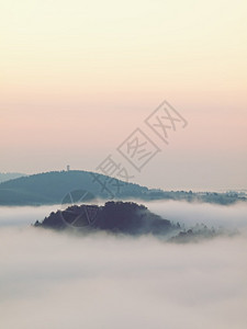 云雾在山谷上日出图片