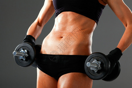 运动女用哑铃锻炼肌肉图片