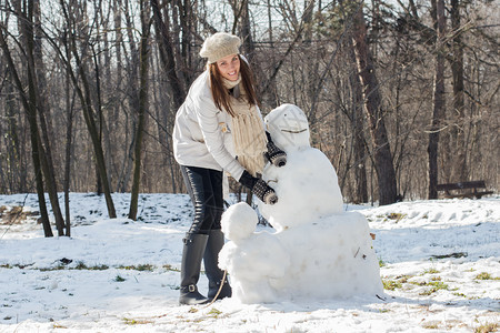 公园里的冬季女人和雪人白人女图片