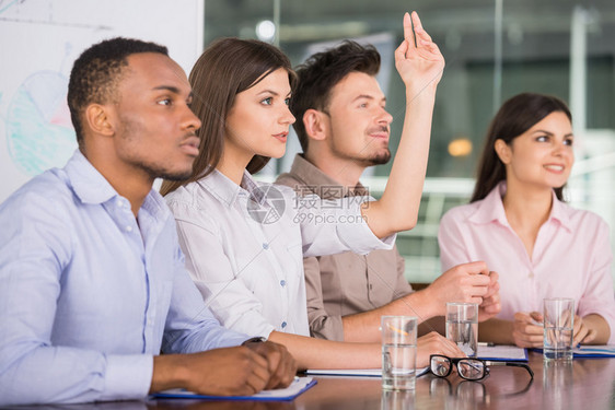 成功的商务人士坐在会议室制定商业战略图片