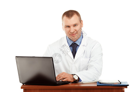 一名年轻男医生穿着白色大衣图片