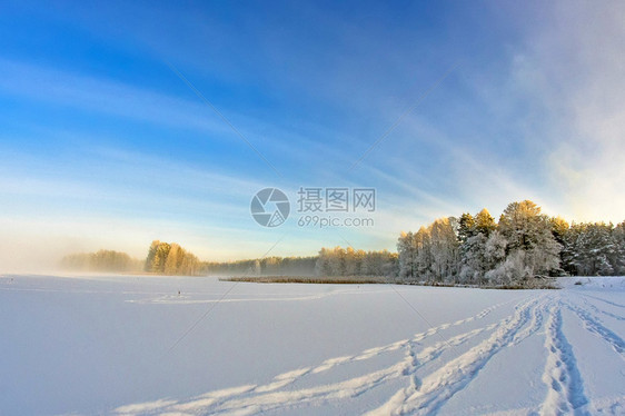 在湖的冬天风景图片