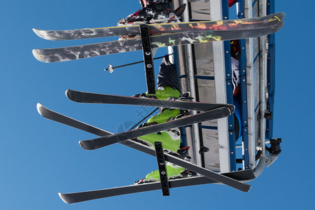 山上缆车上的滑雪者图片