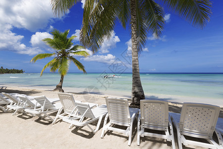 热带岛屿海滩清蓝水沙子和棕榈树美丽的度假地点休息处理和恢复部队背景图片