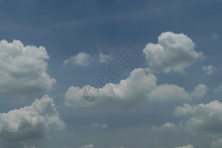 航拍白云蓝天白云的自然云景背景