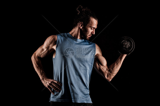 在深色背景上健身肌肉发达的身体图片