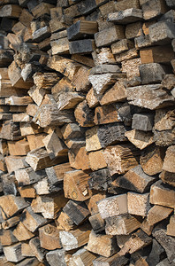 许多干切碎的木柴原木垂直的图片