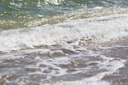 海浪在近距离的海浪席卷海岸海浪的图片