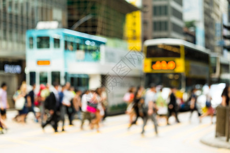 在香港市繁忙的街道上斑马上的人群图片