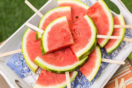 美味的西瓜切片冰棒在夏季野餐时用图片