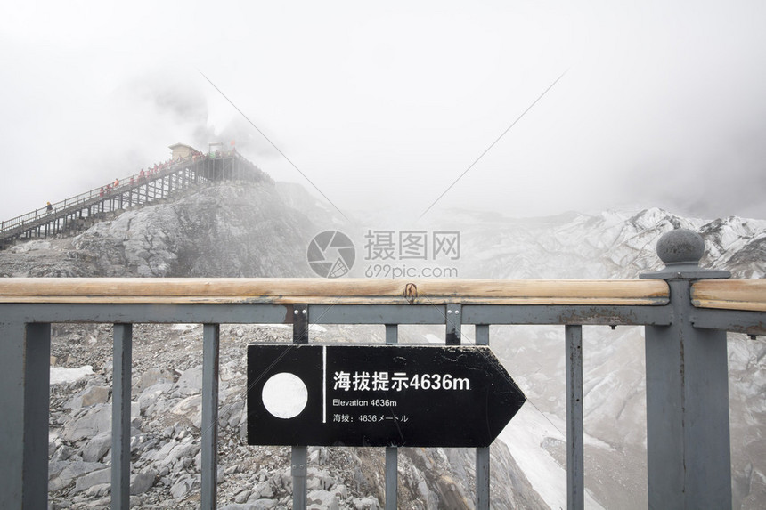 利江玉龙雪山道路的升高图片