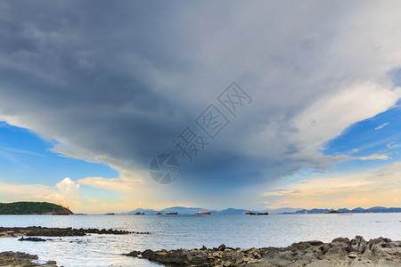 海景观与山和云在雨季图片