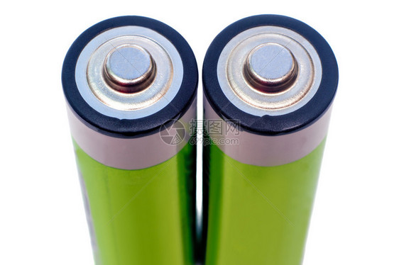 在白色背景上的两个电电池图片