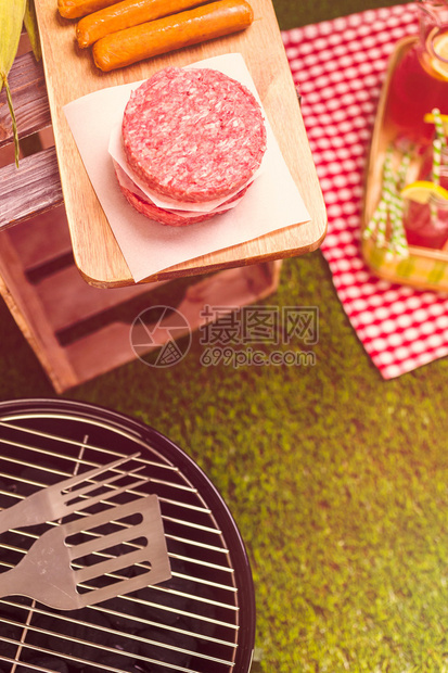 夏日野餐和小木炭烤图片