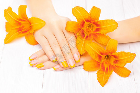美丽的法式指甲与橙色百合花图片