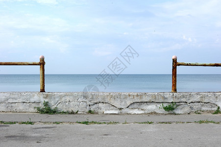 海边废弃的混凝土栏杆图片