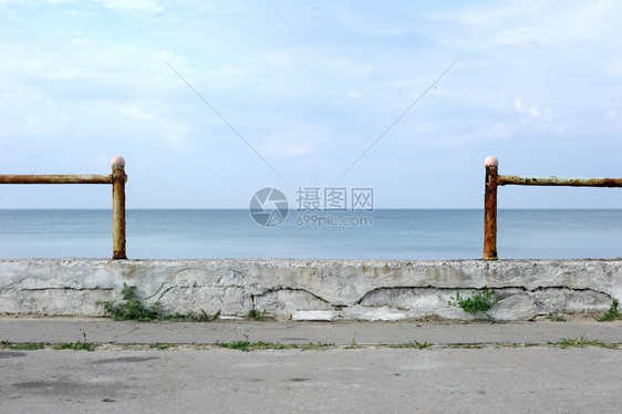 海边废弃的混凝土栏杆图片