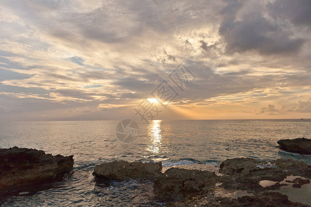 英国海外领地开曼群岛大开曼岛海边夏日夕阳图片