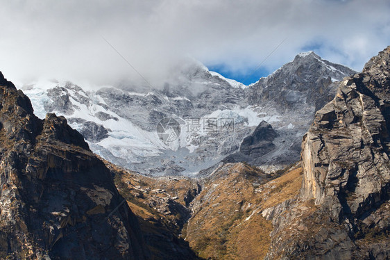 秘鲁安第斯州Huascaran公园的雪山峰与云彩图片