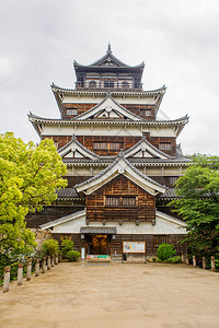 日本广岛城堡夏天在小川河边的美丽图片