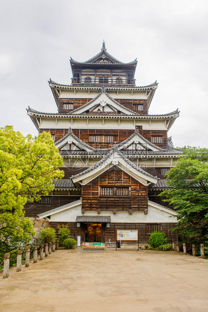 日本广岛城堡夏天在小川河边的美丽图片