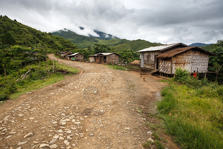 缅甸布尔马通过钦邦山区的泥土路干道领导图片