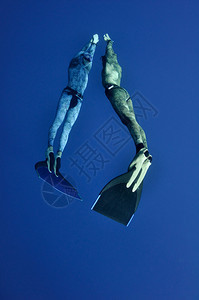 两名自由潜水者男人和女人正在埃及红海蓝洞深处同时潜水画面图片