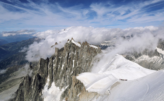 法国山地景观游客群攀登勃朗峰Mont图片