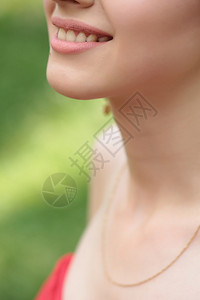 女张开嘴巴健康清洁牙齿的特写背景图片
