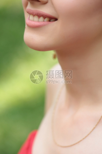 女张开嘴巴健康清洁牙齿的特写图片