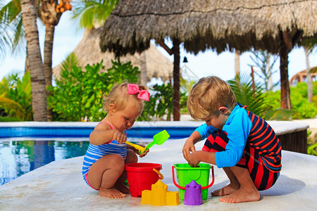 草坪玩耍在海滩游泳池玩耍的小男孩和背景