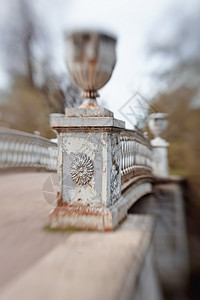 圣彼得堡郊区Pavlovsk公园的Slavyanka河上桥图片