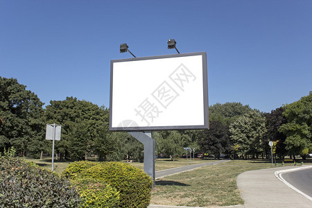 公园里的空白广告牌背景图片