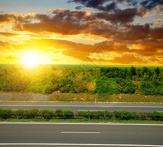 夕阳下空荡的公路图片