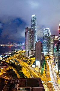香港城市夜间有现代摩天大楼图片