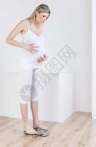 站在体重秤上的孕妇图片