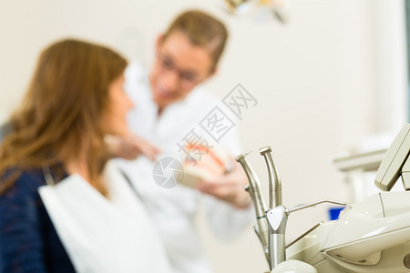 各种牙科工具等待用于手术的牙医工具在图片